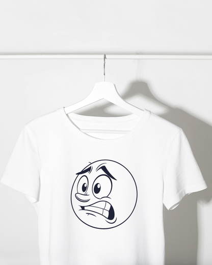 T-shirt blanc affichant un visage anxieux au design minimaliste et expressif