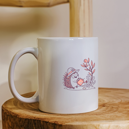 Mug avec hérisson pastel arrosant des fleurs dans un jardin printanier coloré