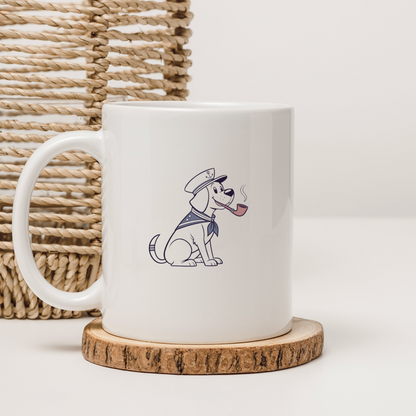 Mug avec motif chien marin joyeux sur fond nautique, ambiance maritime vibrante