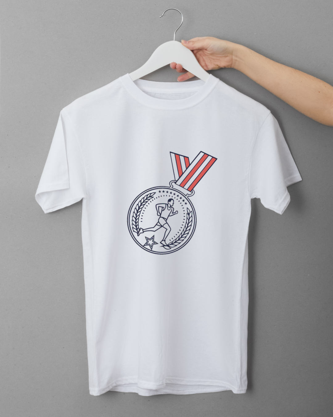 T-shirt blanc avec médaillon vintage de coureur triomphant style sportif rétro