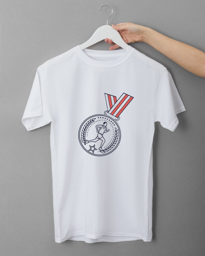 T-shirt blanc avec médaillon vintage de coureur triomphant style sportif rétro