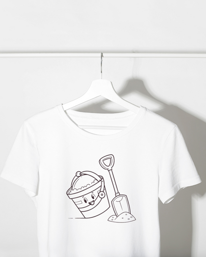 T-shirt ludique orné d'un seau souriant et d'une pelle en plein élan sur thème plage