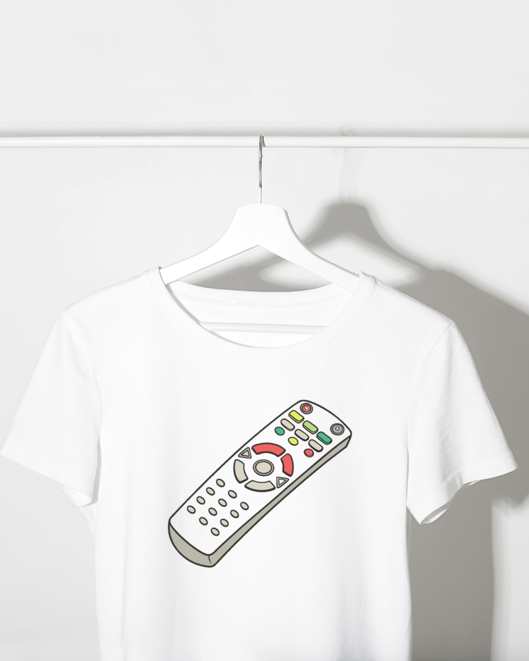 T-shirt avec doodle numérique relax télécommande dans un style quotidien élégant