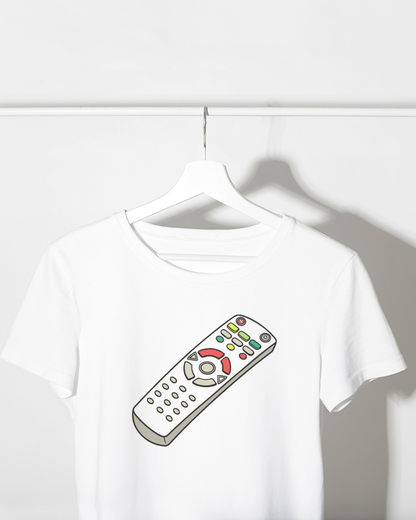 T-shirt avec doodle numérique relax télécommande dans un style quotidien élégant