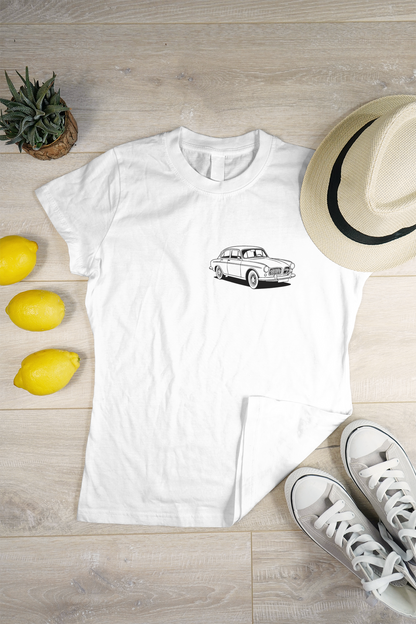 Illustration de la Volvo Amazon sur T-shirt, alliant style rétro et passion automobile.