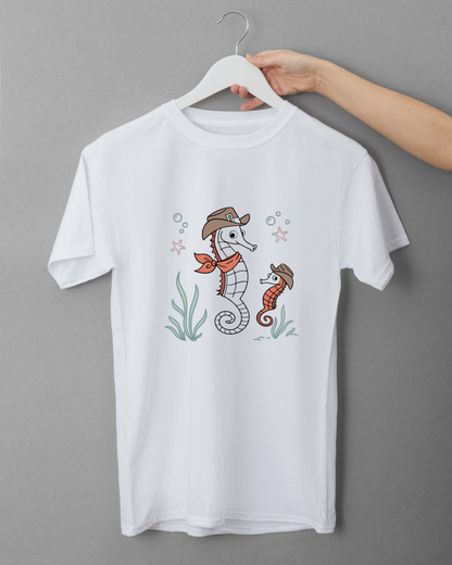 T-shirt avec hippocampes en mode cowboy et style doodle sur thème marin