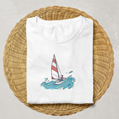 T-shirt blanc avec motif marin minimaliste style aventure vagues stylisées