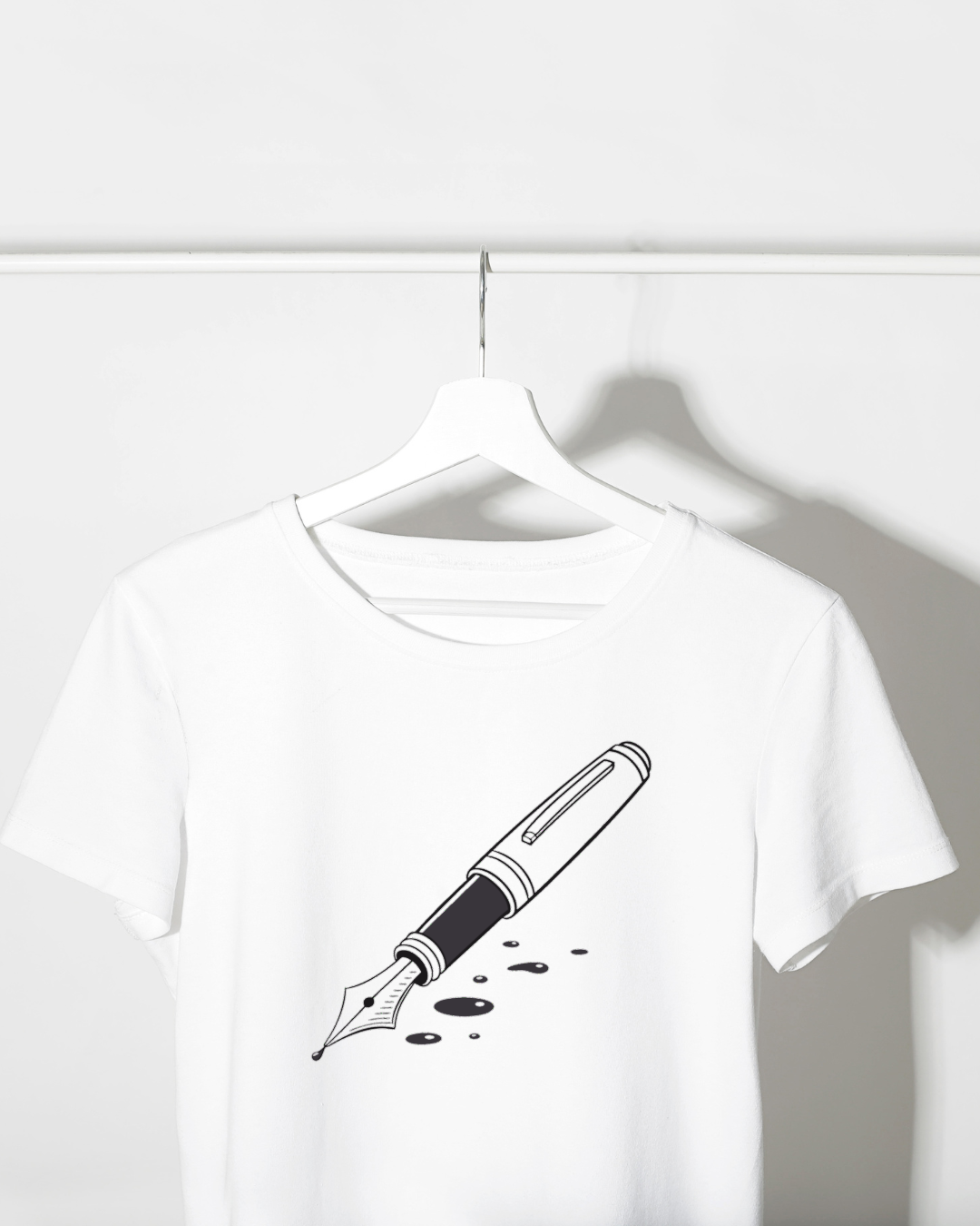 T-shirt avec design minimaliste de stylo plume pour les amateurs d'écriture