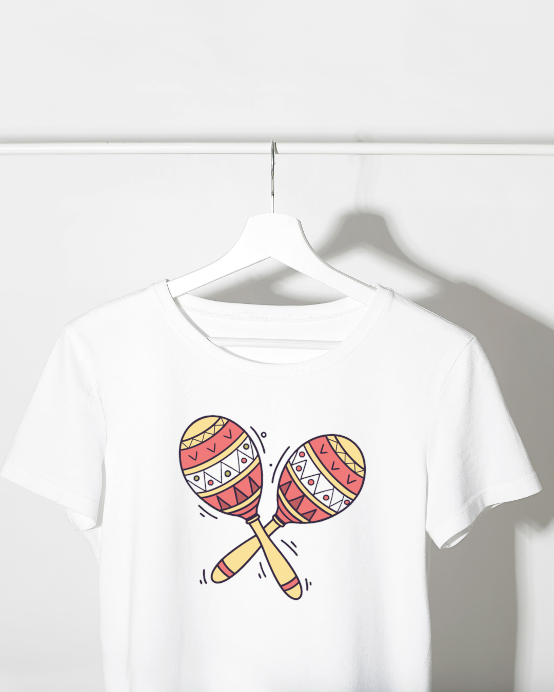 T-shirt avec un design festif de maracas et motifs rythmiques colorés