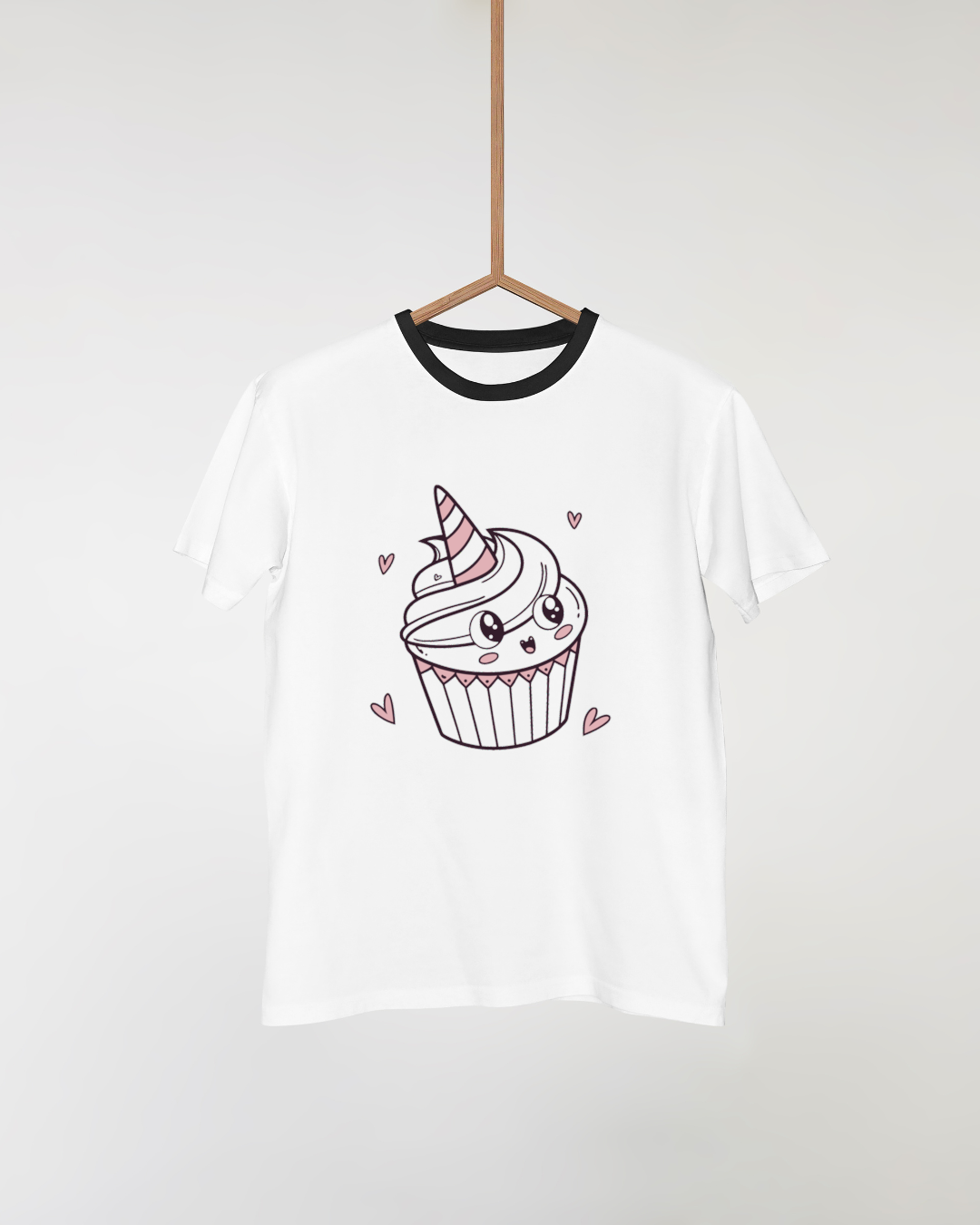 T-shirt festif avec un cupcake licorne joyeux dessous de cou multicolore