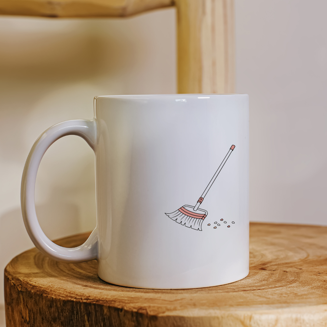 Mug blanc avec un balai stylisé en dessin minimaliste pour un look moderne
