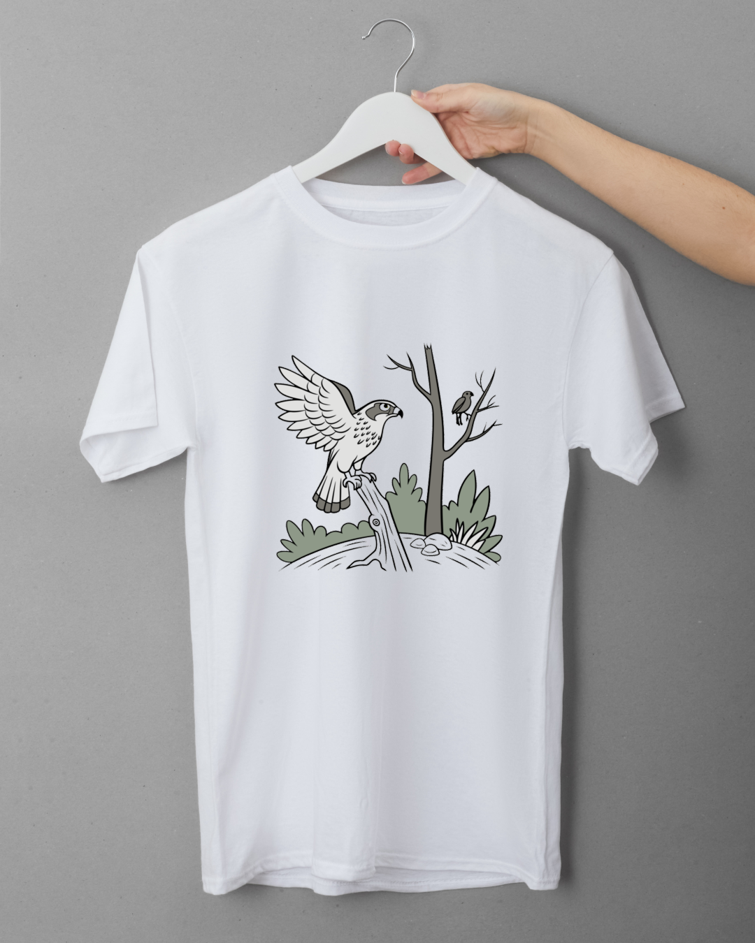 T-shirt avec un faucon élégant, motif naturel stylisé en pleine observation