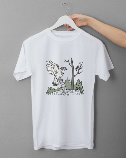 T-shirt avec un faucon élégant, motif naturel stylisé en pleine observation