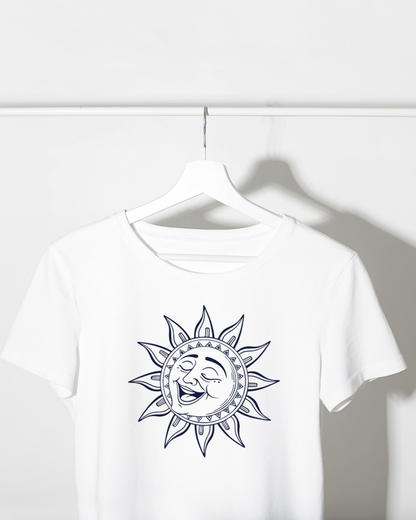 T-shirt ambiance estivale décoré d'un dessin vintage de soleil rieur