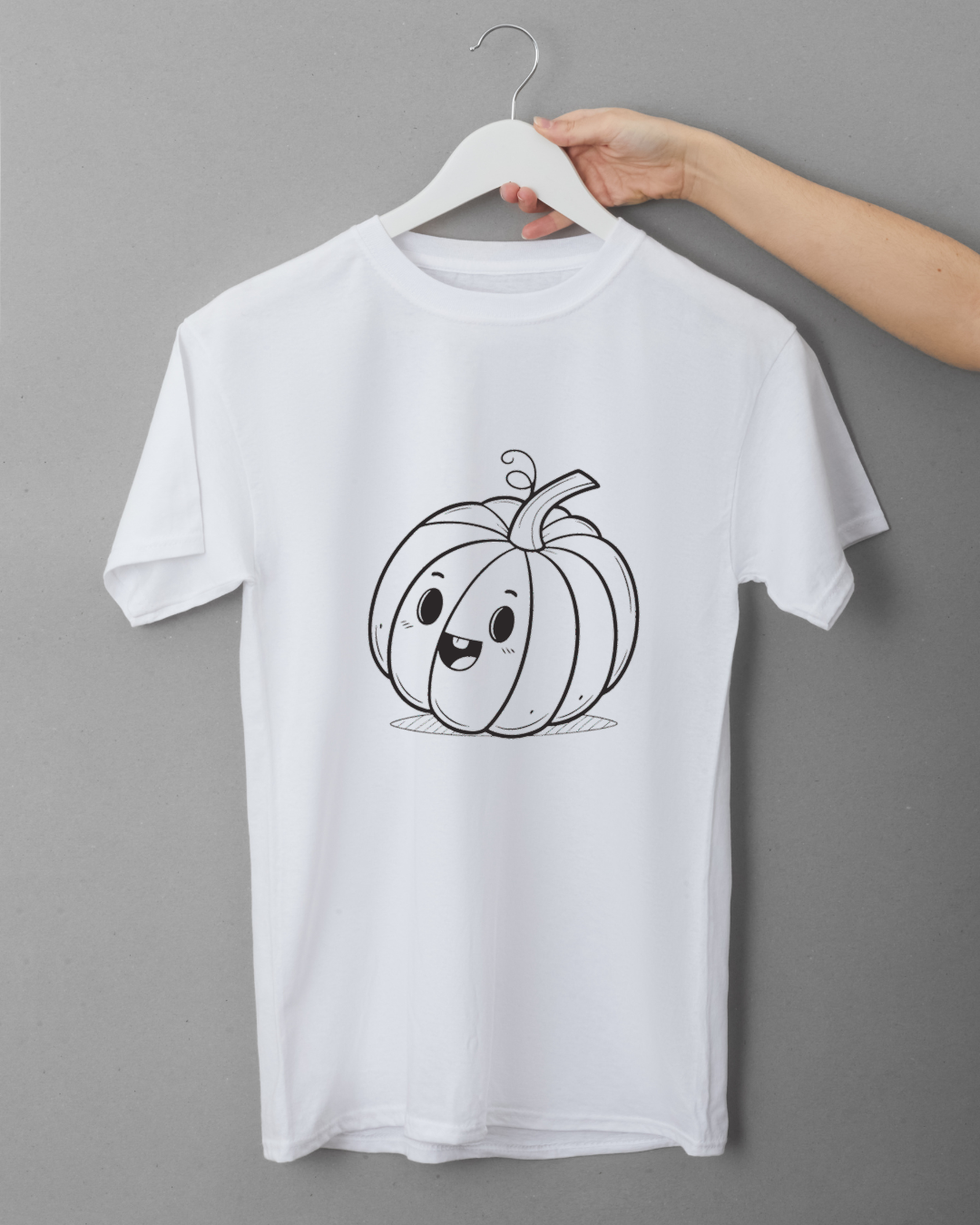 Un t-shirt coloré avec une citrouille joyeuse, parfait pour Halloween