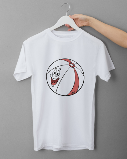 T-shirt avec un motif doodle de ballon de plage souriant pour une vibe estivale