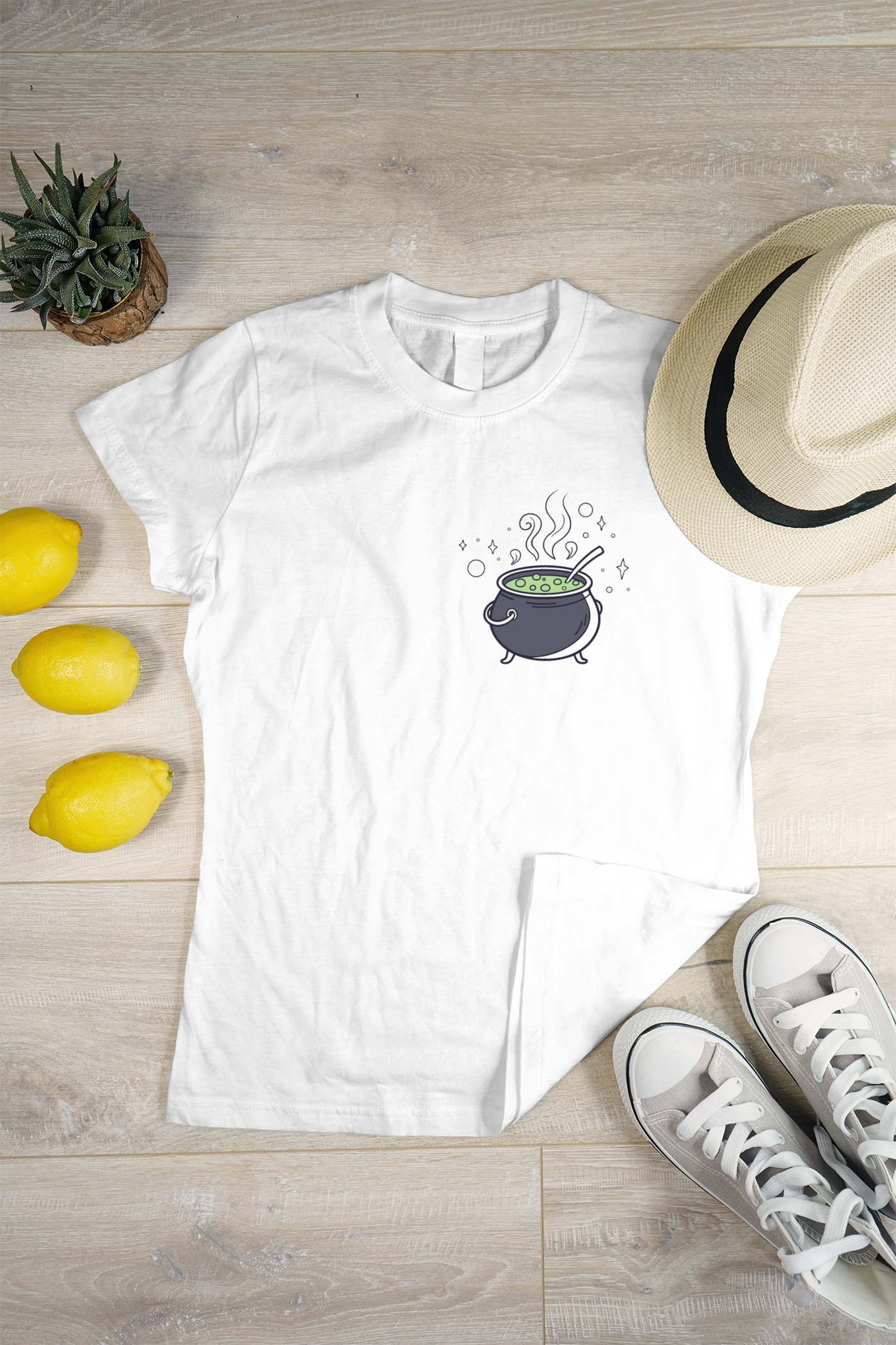 T-shirt thème Halloween avec chaudron mystique et décor fantaisiste