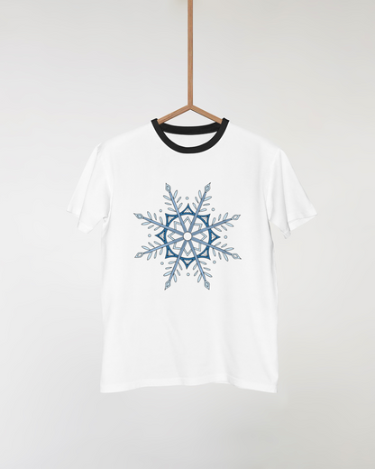 T-shirt avec flocon stylisé, ambiance hivernale épurée, parfait pour la saison
