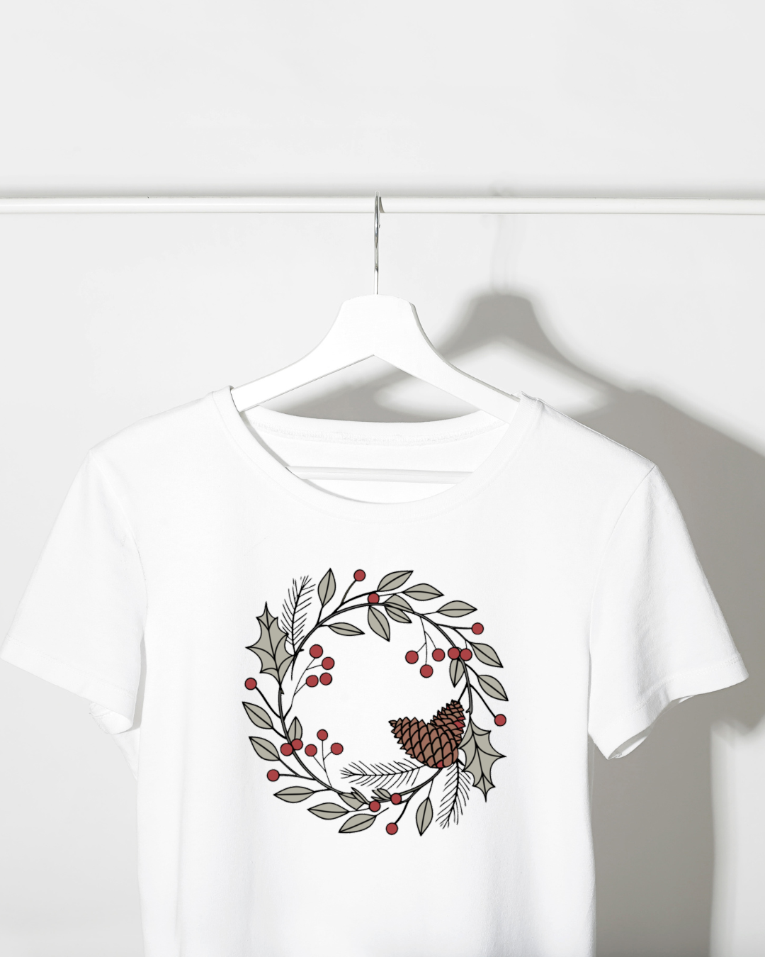 T-shirt enchanteur avec couronne de Noël pastel, idéal pour les fêtes