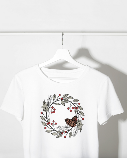 T-shirt enchanteur avec couronne de Noël pastel, idéal pour les fêtes