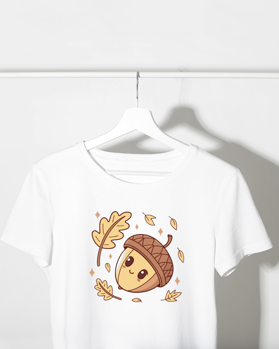 T-shirt avec un gland souriant au style kawaii sur fond automnal forestier