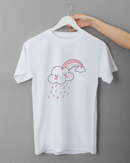 T-shirt vibrant avec nuage rieur et arc-en-ciel pastel créant une joie Kawaii