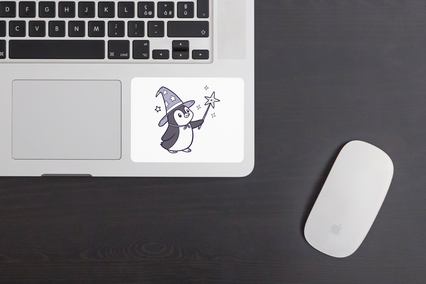 Sticker kawaii avec pingouin magicien enchanté et éléments de fête magique