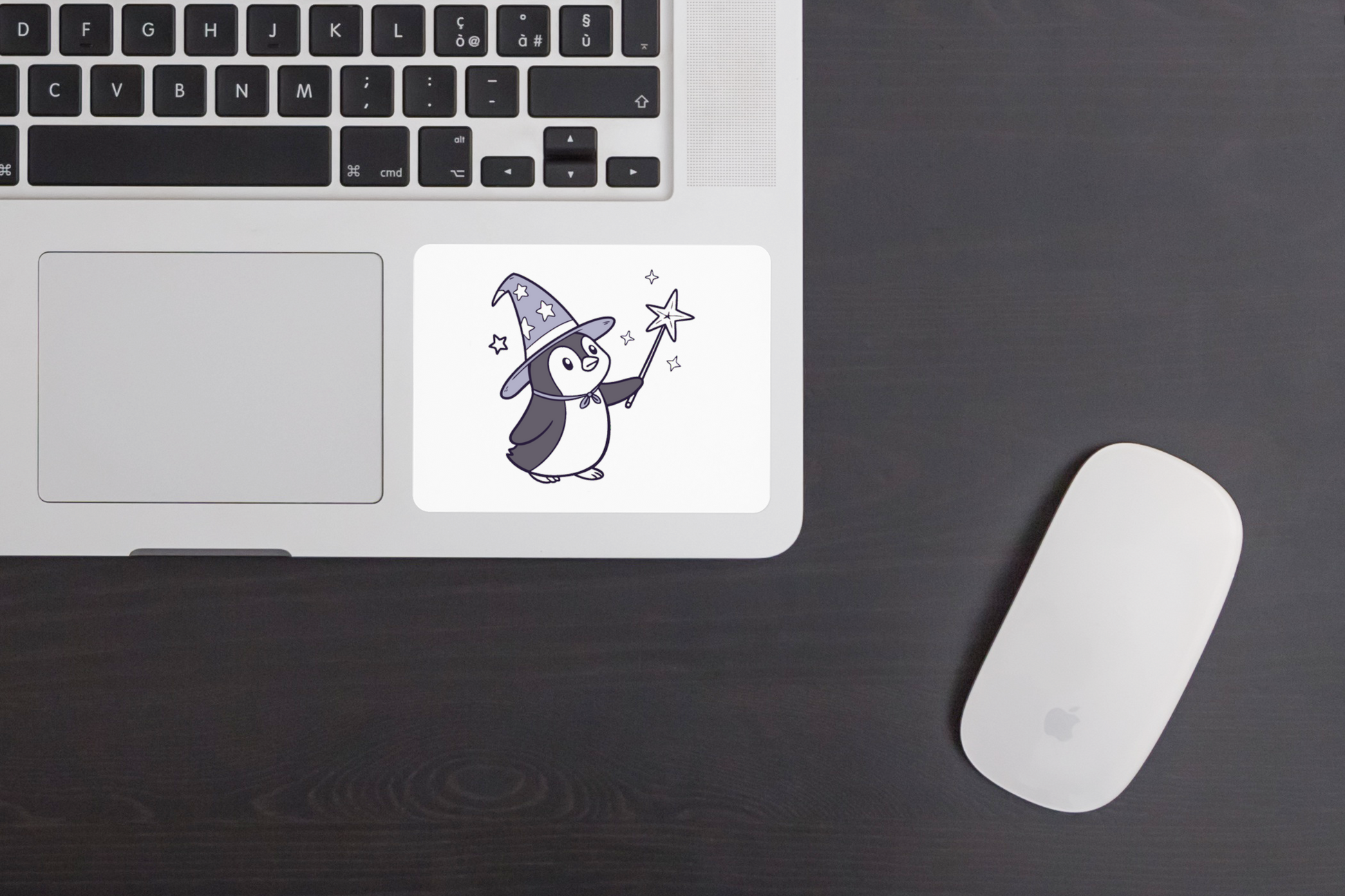 Sticker kawaii avec pingouin magicien enchanté et éléments de fête magique