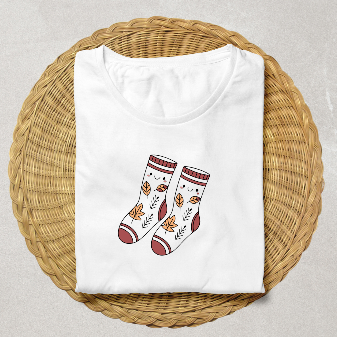 T-shirt automnal avec motif coloré décoratif et thème de chaussettes joyeuses
