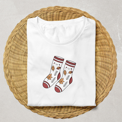 T-shirt automnal avec motif coloré décoratif et thème de chaussettes joyeuses