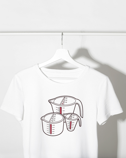 T-shirt blanc avec icône culinaire minimaliste représentant des mesures de cuisine