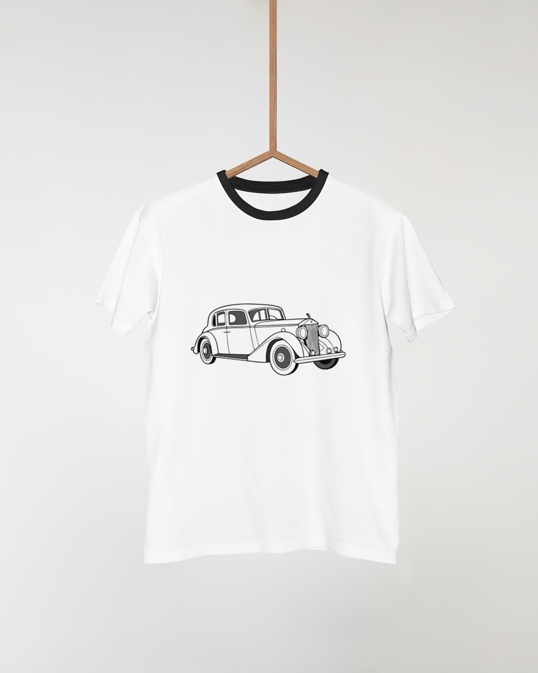 Rolls-Royce vintage sur t-shirt pour un look nostalgique et élégant.