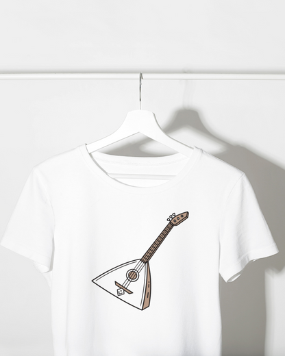 T-shirt avec doodle d'une balalaïka russe en style artistique et minimaliste