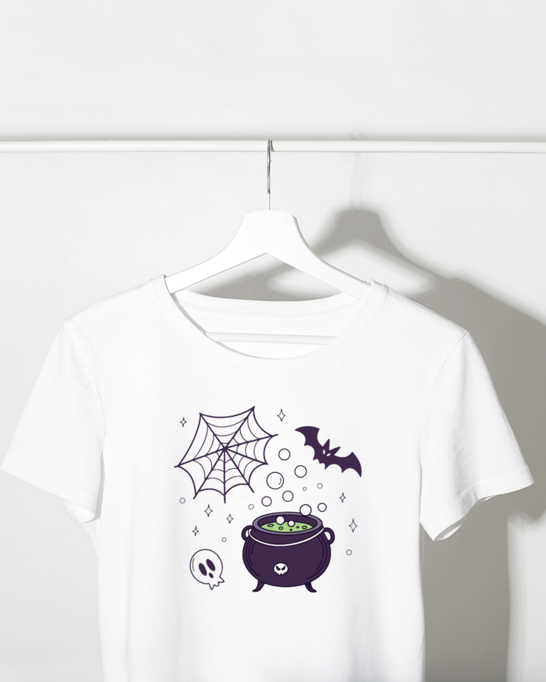 Un t-shirt décoré d'un chaudron bouillonnant pour l'ambiance Halloween