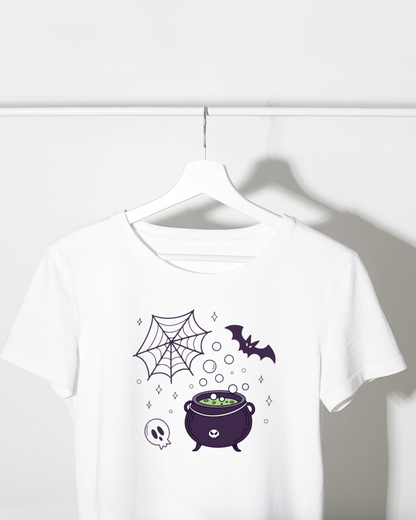 Un t-shirt décoré d'un chaudron bouillonnant pour l'ambiance Halloween