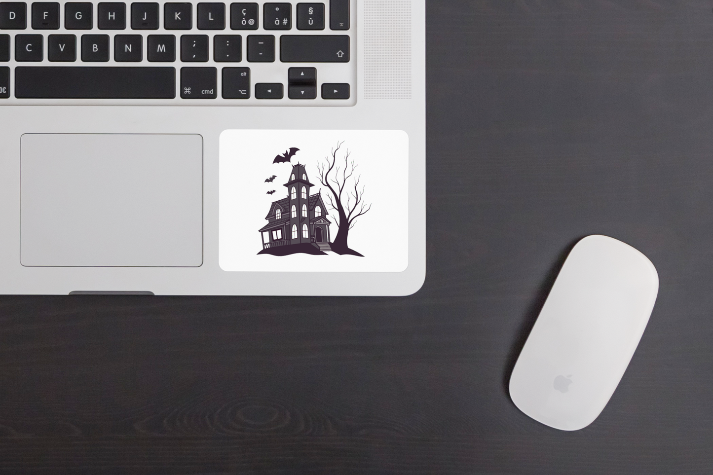 Sticker au design gothique sur le thème d'Halloween avec une maison hantée et chauve-souris