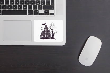 Sticker au design gothique sur le thème d'Halloween avec une maison hantée et chauve-souris