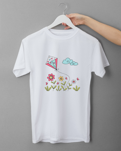 T-shirt avec cerf-volant doodle coloré flottant dans un ciel d'été lumineux