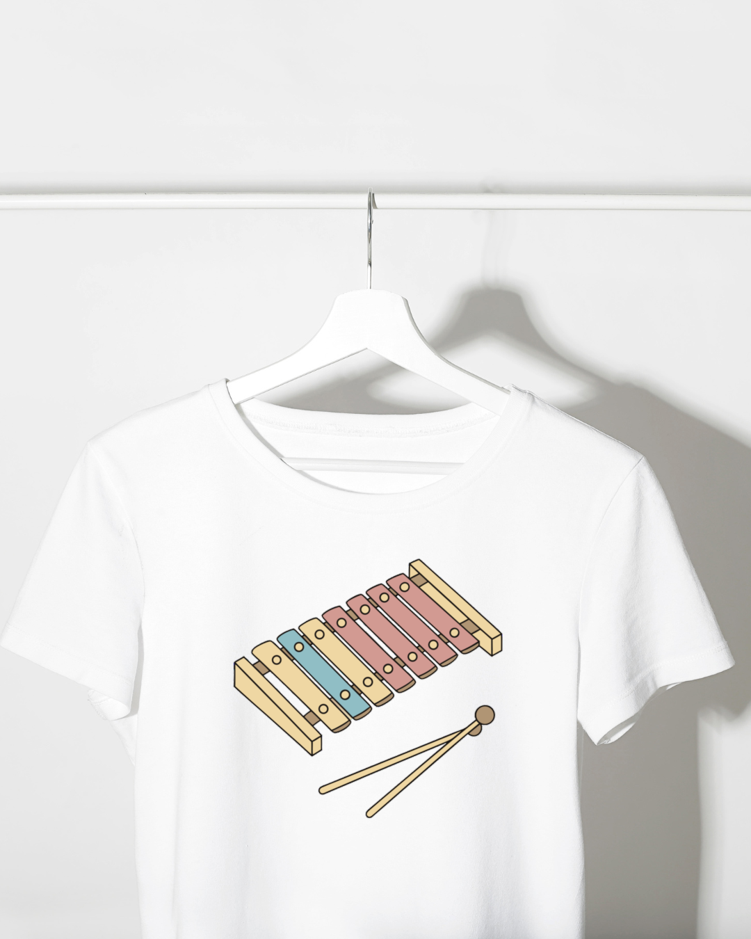 T-shirt avec design élégant présentant un xylophone pastel en harmonie