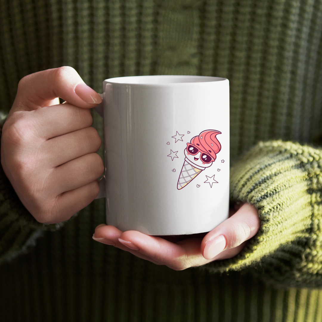 Mug avec icône colorée de cornet de glace joyeux sur fond estival vibrant