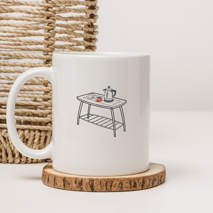 Mug moderne avec motif numérique évoquant le petit-déjeuner sur une table maison
