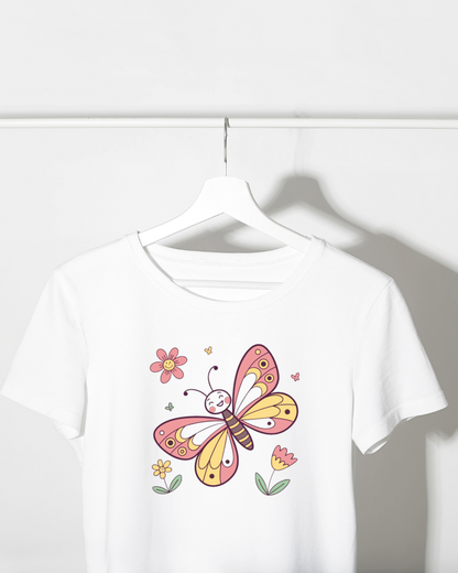 T-shirt avec dessin printanier de papillon joyeux dans un style doodle éclatant