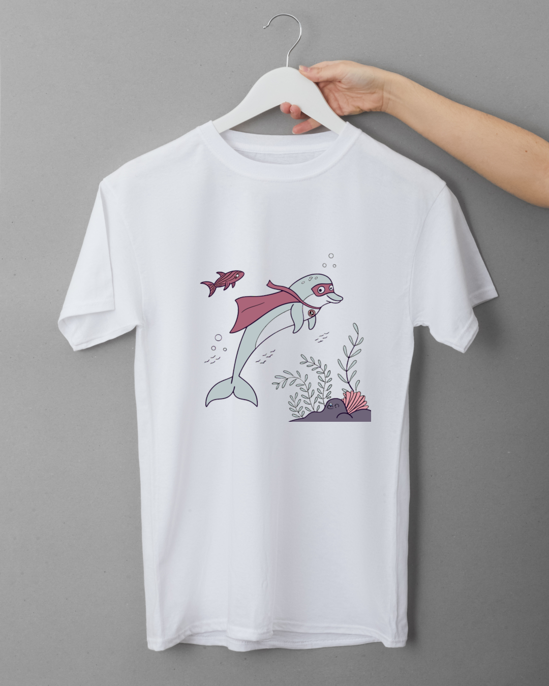T-shirt au style cartoon avec dauphin superhéros en mission océanique ludique