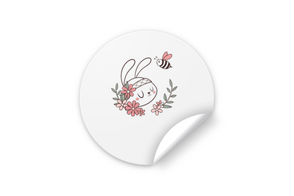 Sticker avec un lapin méditatif et fleurs, style kawaii, dégageant une douceur naturelle