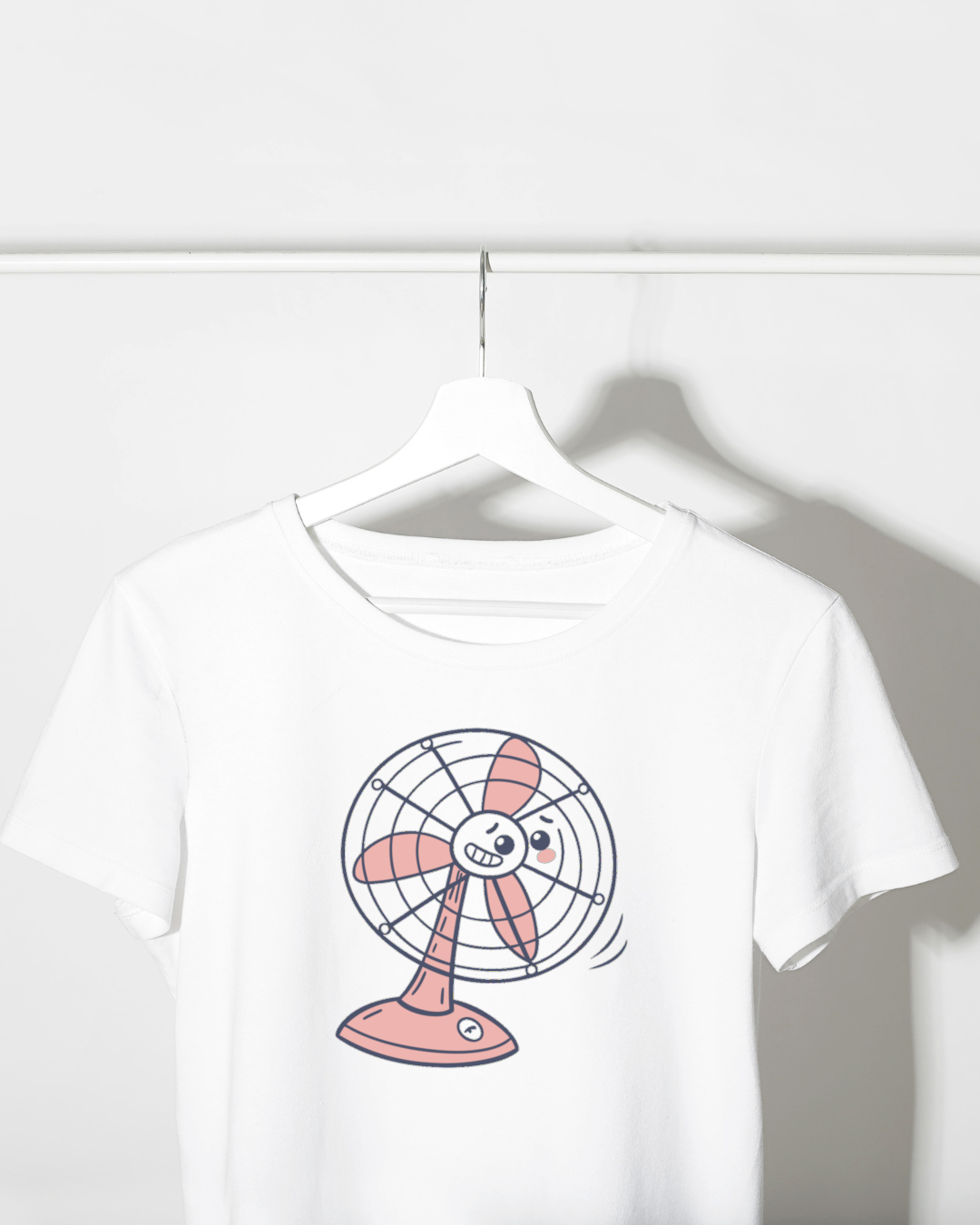 T-shirt décoré d'un ventilateur stylisé, ajoutant une touche énergique et fraîche