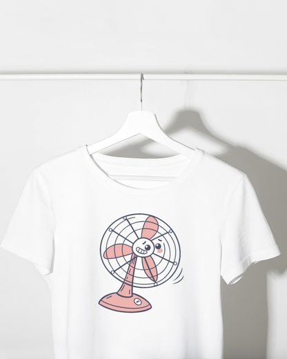 T-shirt décoré d'un ventilateur stylisé, ajoutant une touche énergique et fraîche