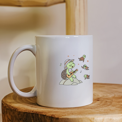 Mug amusant montrant une tortue musicienne souriante au bord de l'eau