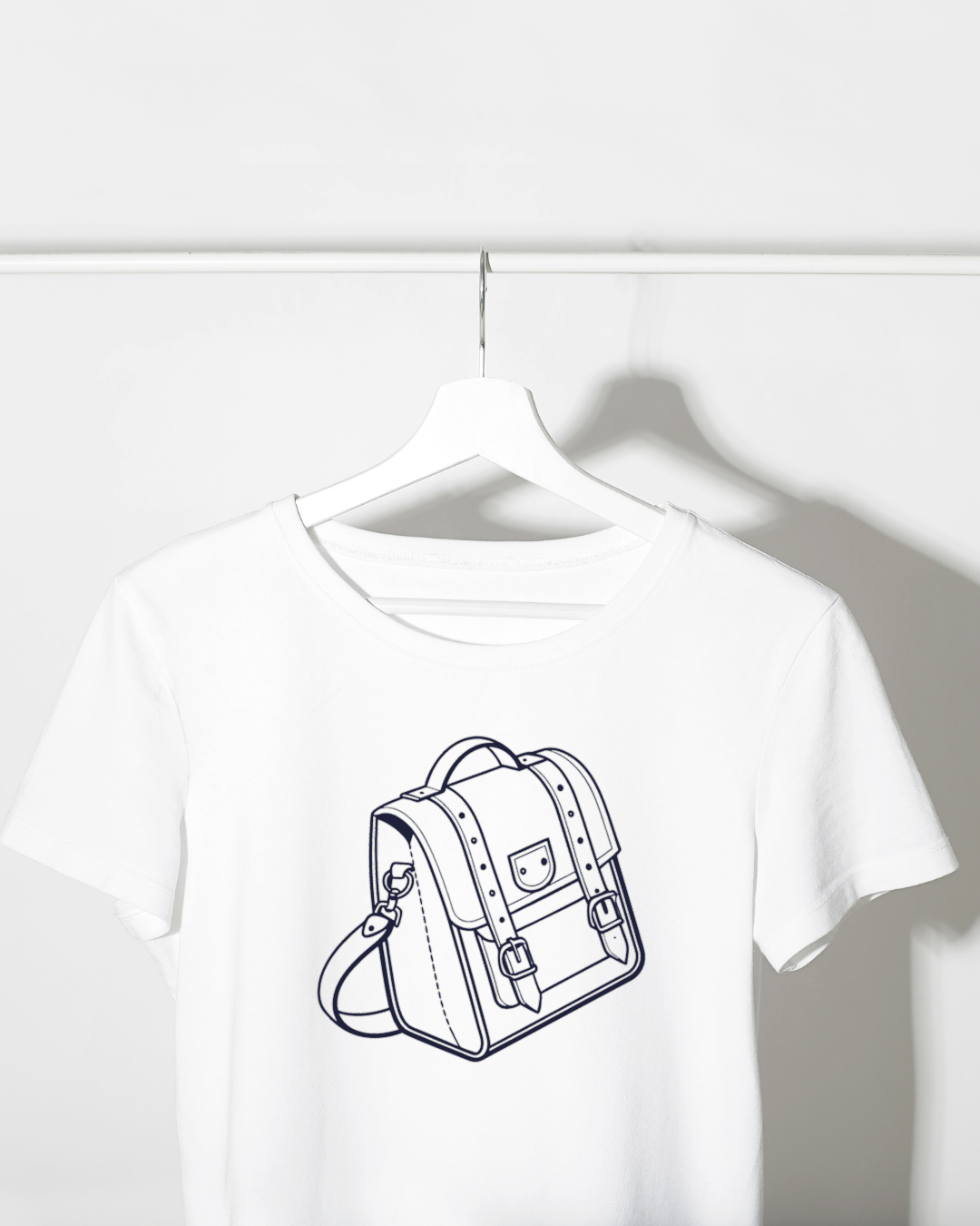 T-shirt avec cartable rétro stylé écolier au design minimaliste et moderne