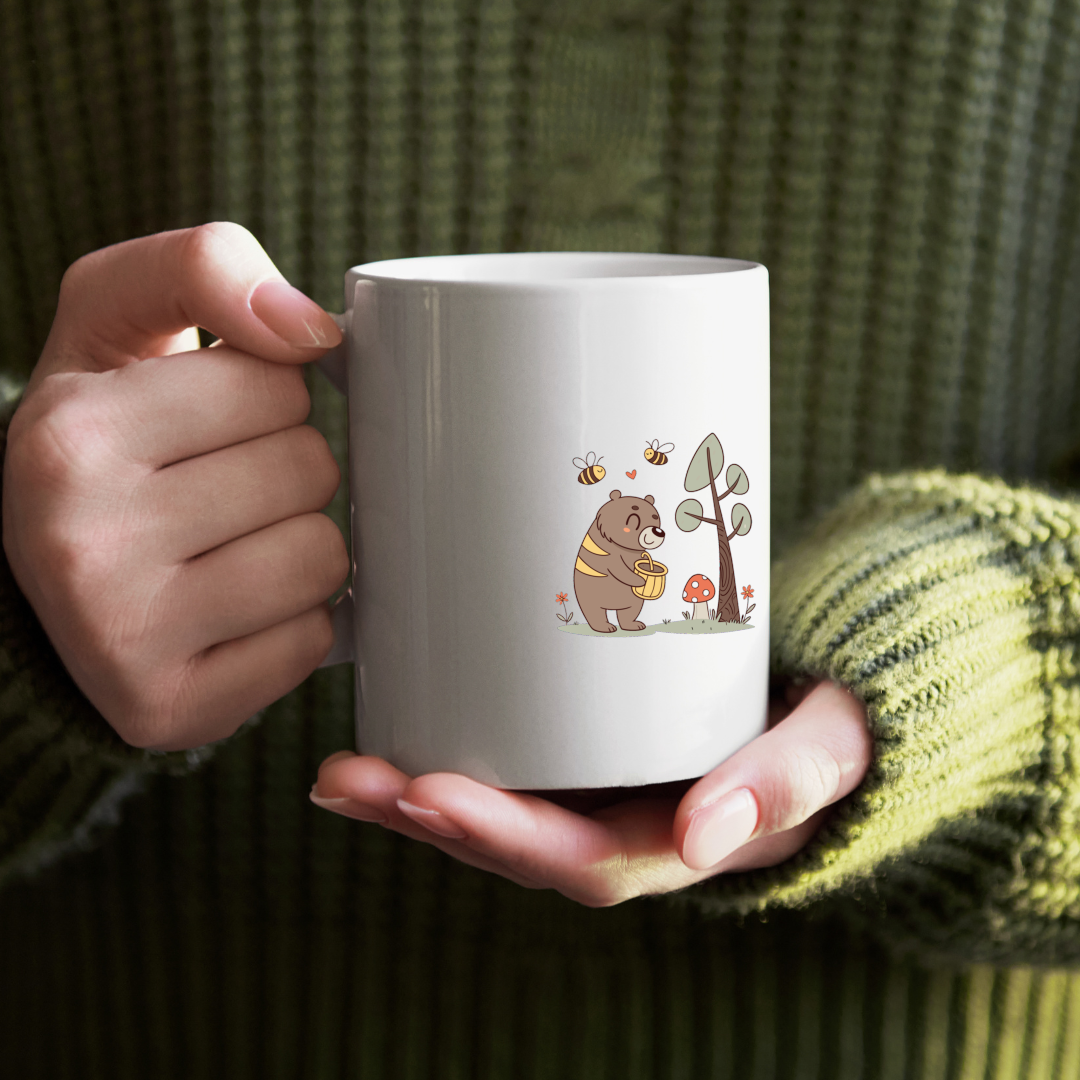 Mug avec motif ours joyeux et abeilles dans une forêt féerique