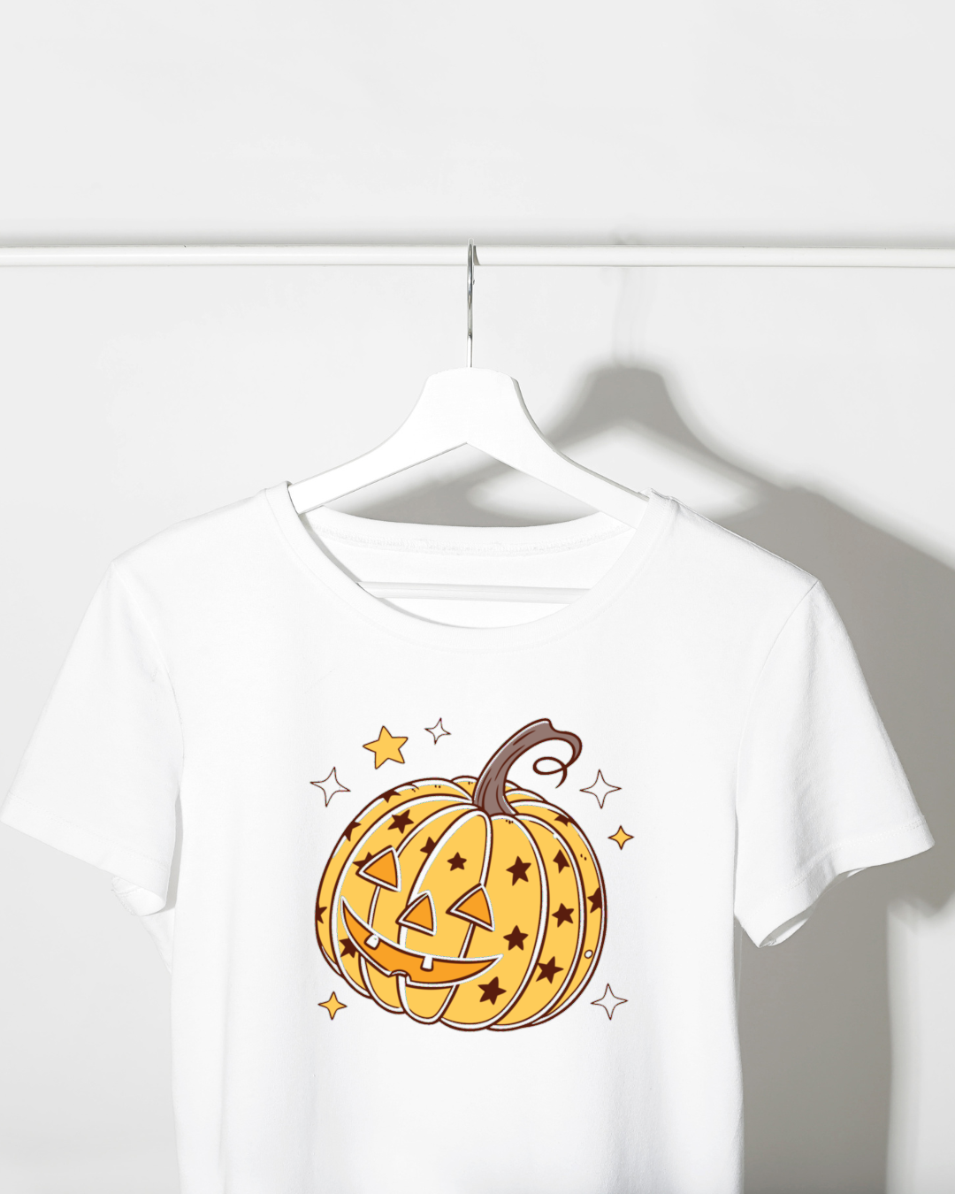 T-shirt avec motif citrouille étoilée sur fond festif pour Halloween